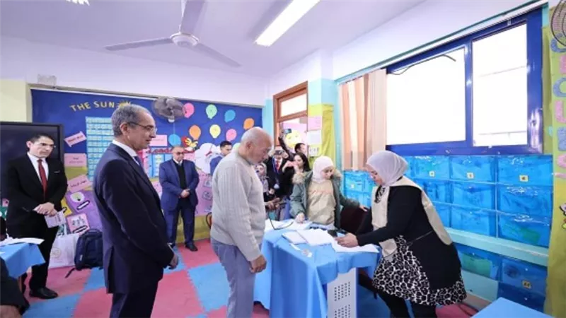 وزير الاتصالات يدلي بصوته في الانتخابات الرئاسية بالشيخ زايد