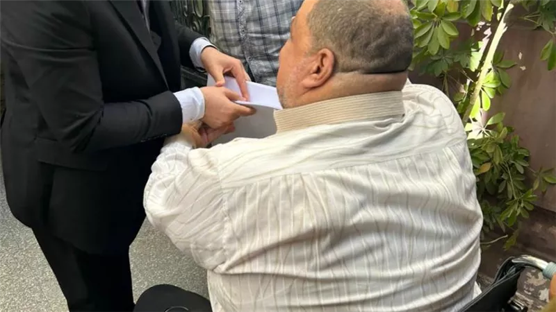في لافته إنسانية بالغربية.. قاضى يخرج من اللجنة لمساعدة مواطن للأدلاء بصوته في الانتخابات الرئاسية 2024 بكفر الزيات بالغربية 