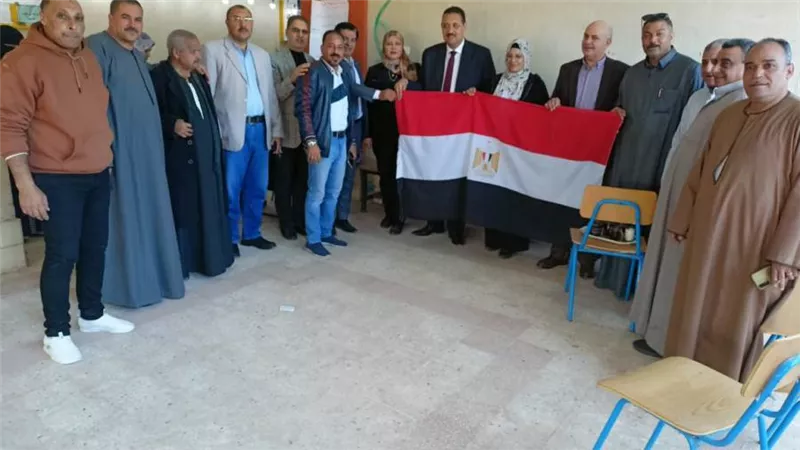 بأعلام مصر.. توافد كبير من الناخبين على لجان الاقتراع بالغربية 