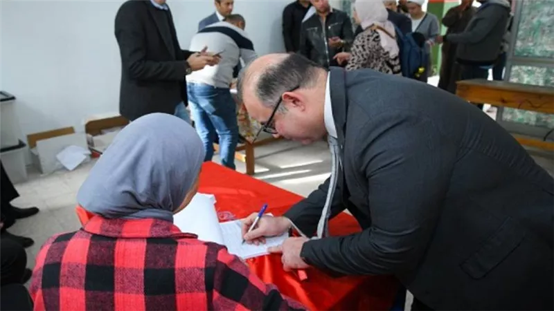  رئيس هيئة الرقابة المالية يدلي بصوته في الانتخابات الرئاسية (صور)