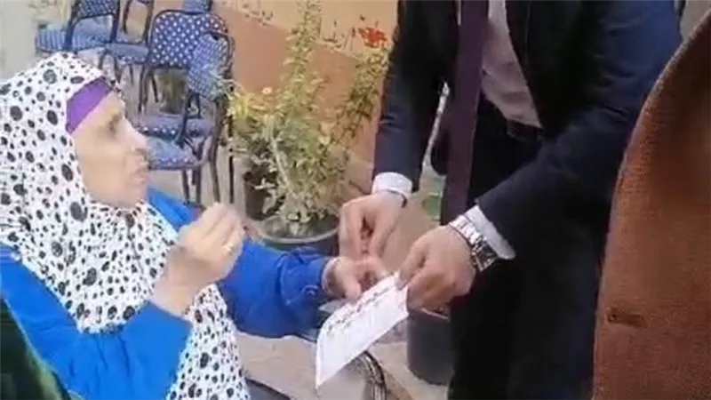 المشاهد الإنسانية في اول أيام الانتخابات الرئاسية بالغربية 2024 قاض يخرج لناخبة عجوز للإدلاء بصوتها في المحلة الكبرى 
