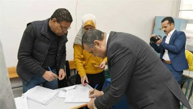 وزير الإنتاج الحربي يُدلي بصوته في الانتخابات الرئاسية (صور)