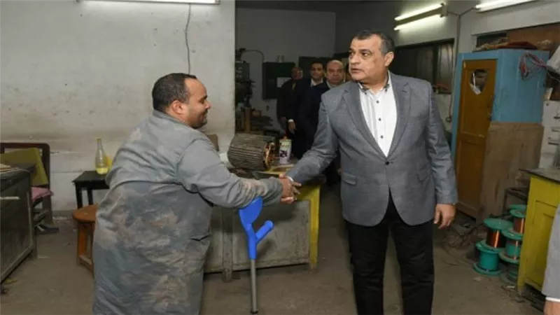 وزير الإنتاج الحربي يفاجيء عمال وقيادات 