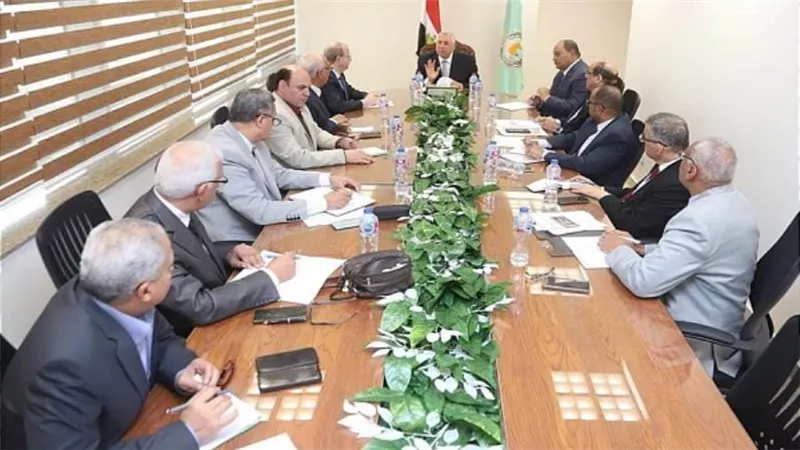 وزير الزراعة يتابع مع قيادات الوزارة زراعة القمح ويوجه بالحصر الدقيق للمساحات المنزرعة 