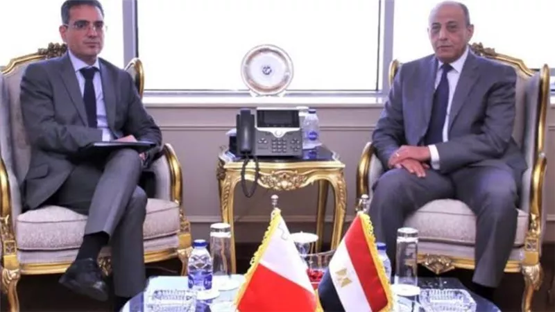وزير الطيران يبحث مع سفير مالطا الموضوعات المشتركة فى مجال النقل الجوى