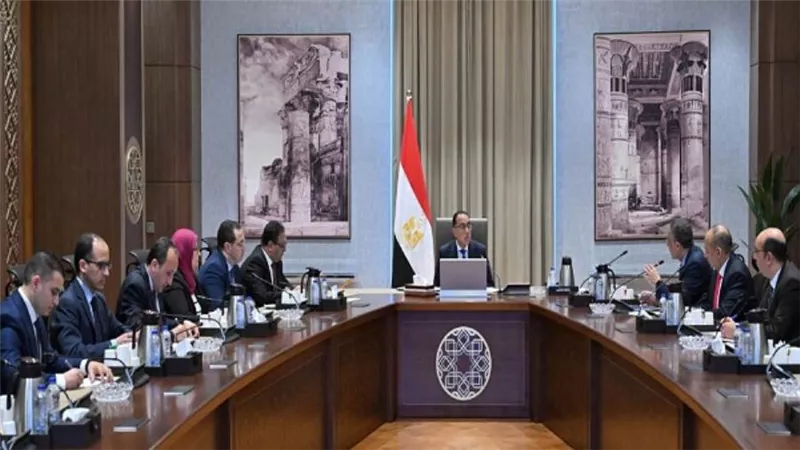 رئيس الوزراء يتابع ملفات تخصيص الأراضي للمستثمرين والاستفادة من الرمال البيضاء