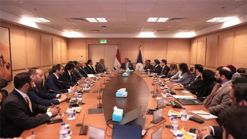 وزير السياحة والآثار يلتقي وفد من أعضاء هيئة التدريس والدراسين بكلية الدفاع الوطني الإماراتية خلال زيارتهم لمصر (صور)