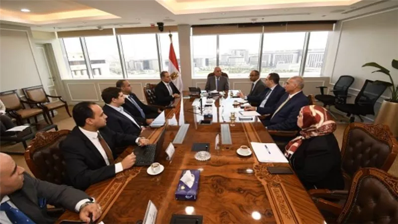 وزير الإسكان يلتقي مسئولي المبادرة الوطنية لتطوير الصناعة المصرية 