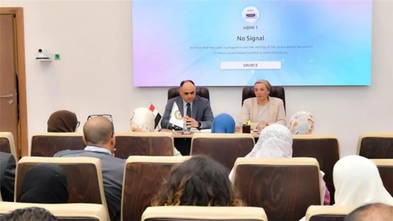 وزيرة البيئة تعقد إجتماعًا مع العاملين بقطاع نوعية البيئة لمتابعة أهم الملفات (صور)