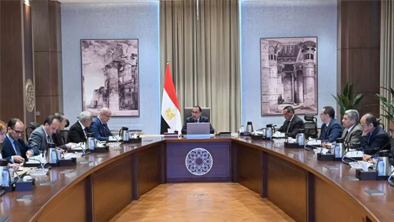 رئيس الوزراء يتابع جهود التوسع في إقامة مدارس 