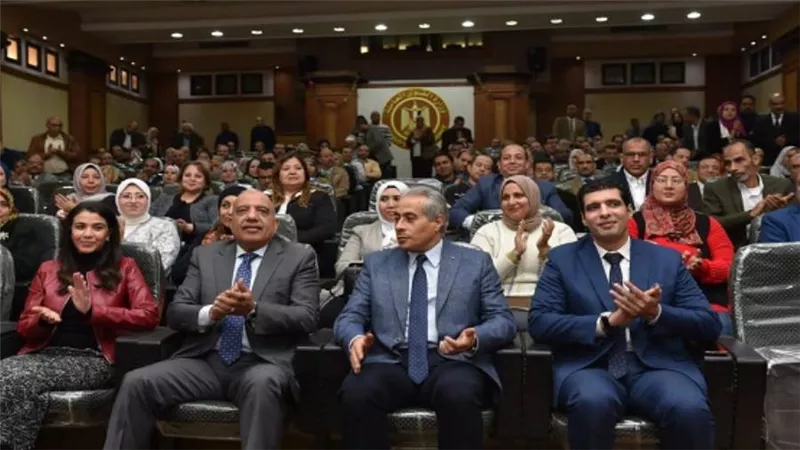 وزيرا قطاع الأعمال والعمل يشهدان ختام الدورة التدريبية الأولى للعاملين بالشركات التابعة (صور)