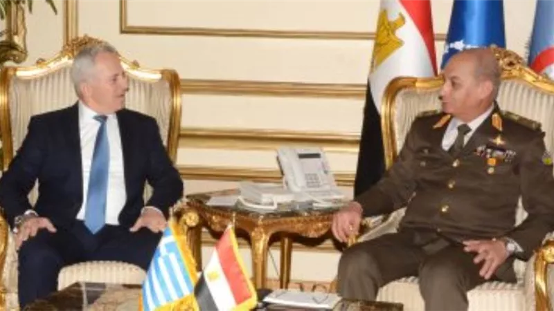 وزير الدفاع يلتقى نظيره اليوناني لبحث التعاون العسكري بين البلدين