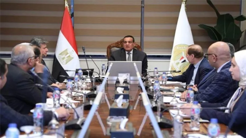 وزير التنمية المحلية يتابع الموقف التنفيذي لمشروعات البنية التحتية لمنظومة المخلفات بالمحافظات (صور)