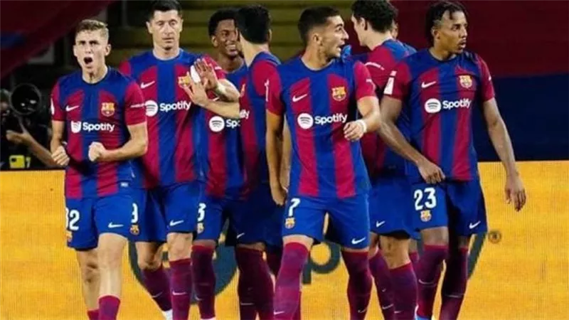 برشلونة يفلت من كمين ألميريا ويفوز 3-2 في الدوري الإسباني