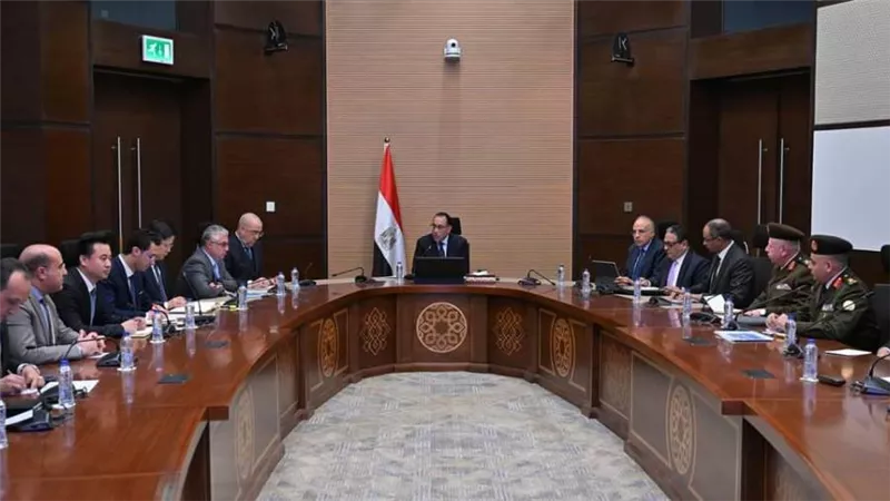 رئيس الوزراء يستعرض مقترحا مقدما من شركة صينية للاستفادة من المياه المتخلفة عن مشروعات تحلية مياه البحر