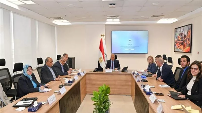 وزير الري يبحث مع مدير إدارة البنية التحتية ببنك التنمية الأوروبي مجالات التعاون (صور)