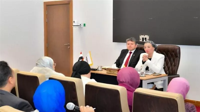 وزيرة البيئة تستمع لمقترحات العاملين لتطوير بعض القطاعات في مجال المخلفات 