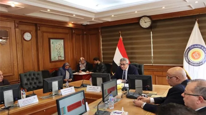 وزير التعليم العالي يستعرض تقريرًا عن الاجتماع الدوري للمجلس الأعلى لشئون التعليم والطلاب (صور)