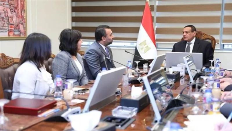 وزير التنمية المحلية يلتقي مسئولي 