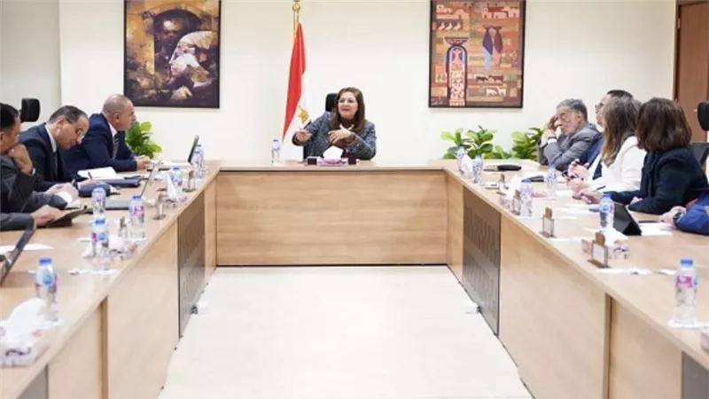 وزيرة التخطيط تبدأ مناقشة أولويات الخطة الاستثمارية للعام المالي القادم (صور)