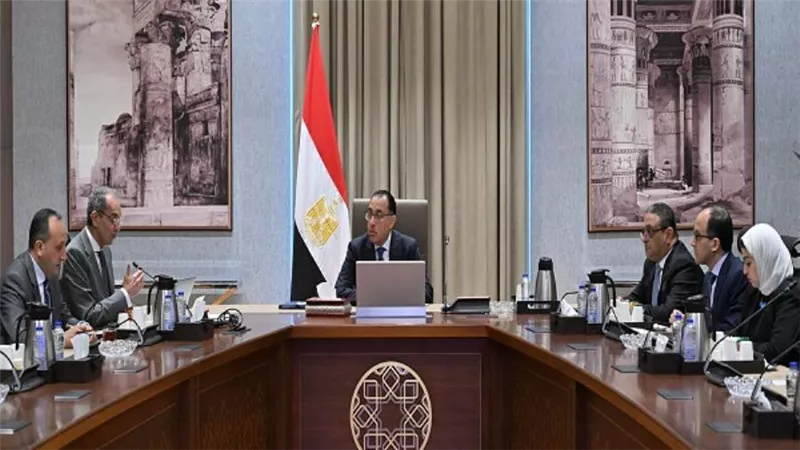 رئيس الوزراء يستعرض مع وزير الاتصالات عددًا من ملفات عمل الوزارة (صور)