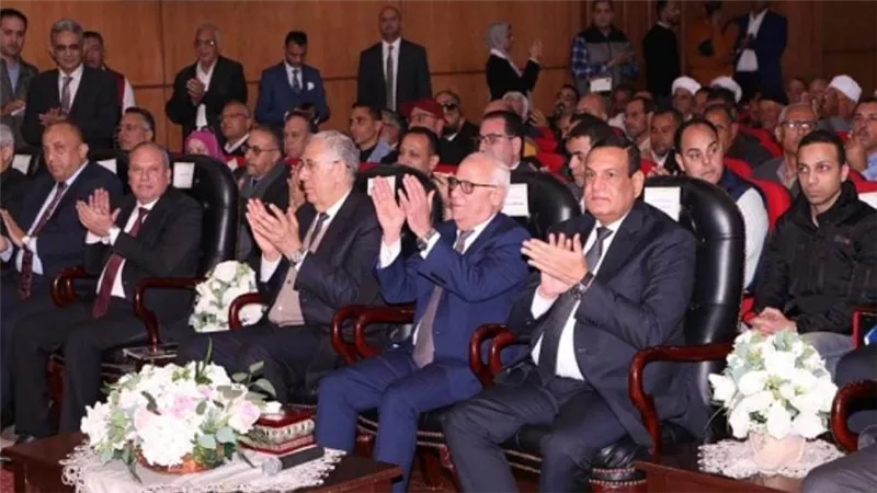 وزيرا التنمية المحلية والزراعة ومحافظ بورسعيد يسلمون 127 عقد للمزارعين ببورسعيد (صور)