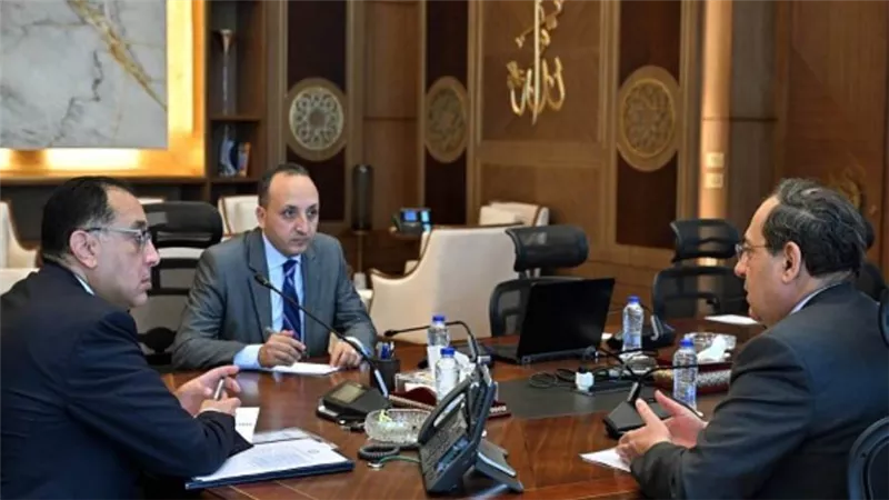 رئيس الوزراء يتابع الموقف التنفيذي للمبادرة القومية للتوسع في تحويل السيارات للعمل بالغاز الطبيعي (صور)