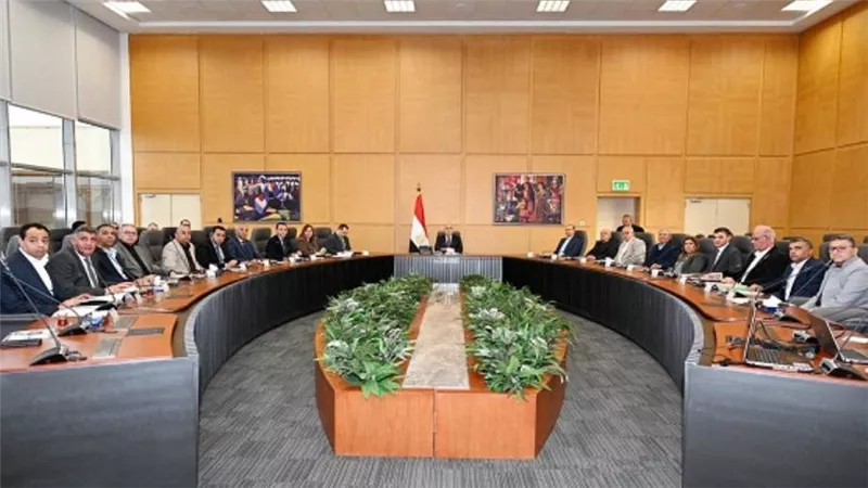 وزير الإسكان يتابع موقف تنفيذ وحدات 