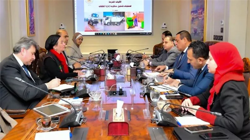 وزيرا البيئة والتنمية المحلية يناقشان الآليات المقترحة لعمليات تشغيل منظومة إدارة المخلفات (صور)