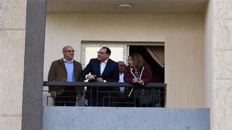 رئيس الوزراء يسلم عقود وحدات سكنية للمستفيدين بـ
