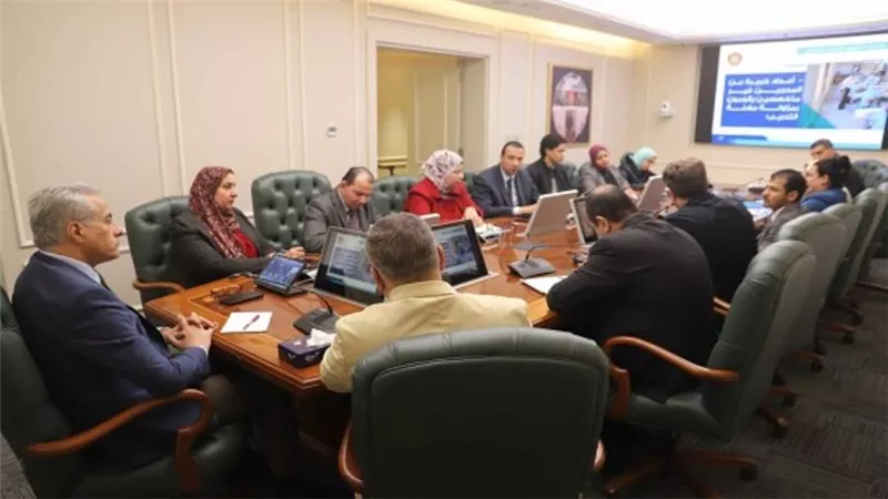 وزير العمل يلتقي اللجنة التوجيهية لـ