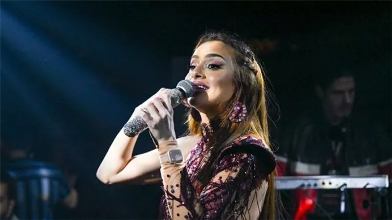 كارولينا كرم تفتتح حفلات رأس السنة بوصلة استعراضية بالزمالك وتطلق 