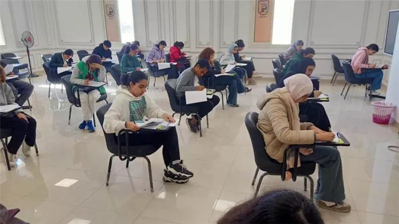 بدء امتحانات أول فصل دراسي في البرامج الدراسية لطلاب جامعة القاهرة الدولية (صور)