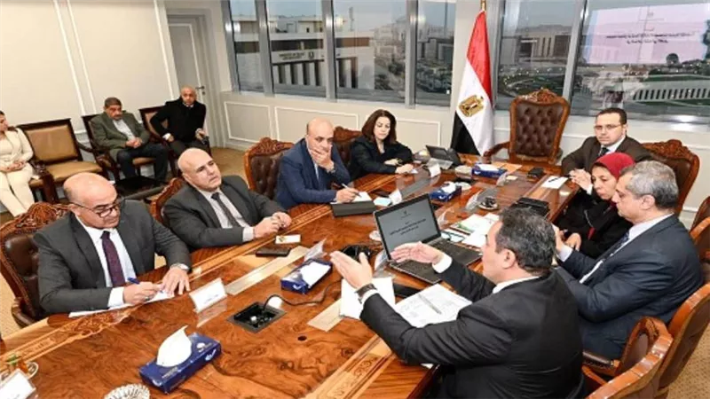 مسئولو الإسكان والوزارات المعنية يستعرضون خطة إنشاء التجمعات المتطورة بمطروح (صور)
