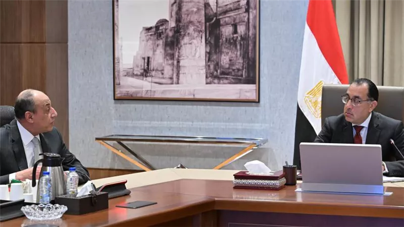 رئيس الوزراء يستعرض مع وزير الطيران إجراءات مشروع استغلال المنطقة الاستثمارية بمطار شرم الشيخ (صور)