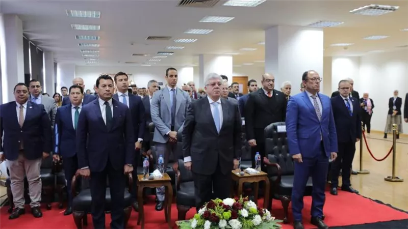 وزيرا التعليم العالي والرياضة ورئيس جامعة حلوان يفتتحون نادي جامعة حلوان ويتفقدون بعض منشآته الرياضية (صور)