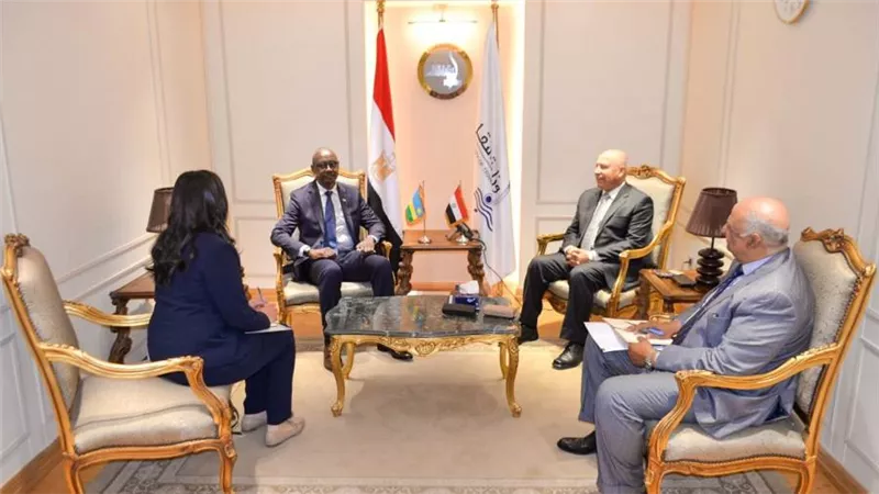 وزير النقل يلتقي سفير رواندا بالقاهرة لبحث سبل التعاون (صور)