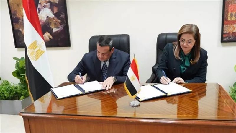 وزيرا التخطيط والتنمية المحلية يوقعان القرار المشترك الخاص ببرامج التنمية المحلية المطورة (صور)