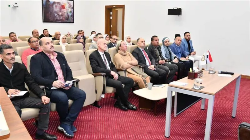وزيرة البيئة تلتقي العاملين بالتفتيش والالتزام البيئي لمتابعة جهود توفيق أوضاع المنشآت (صور)