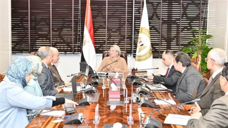 وزيرة البيئة تناقش مسودة دراسة التعامل مع موجات الطقس الحارة ونوبات تلوث الهواء 