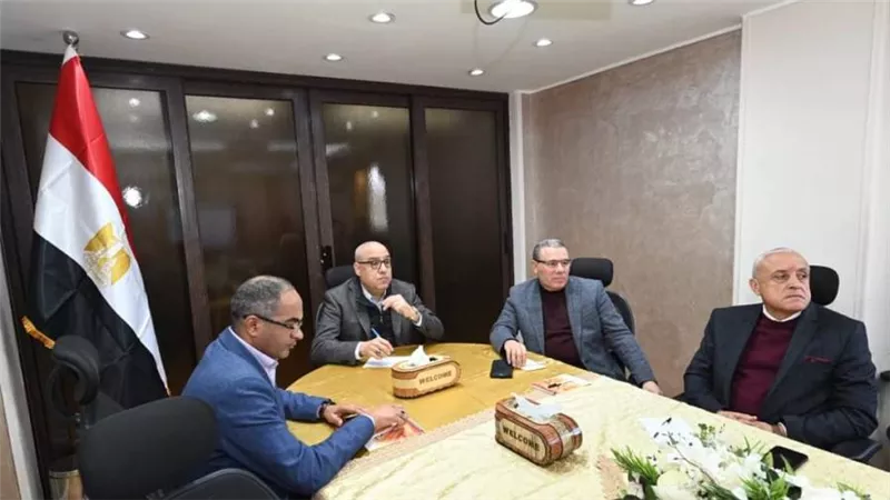 وزير الإسكان يعقد اجتماعا بمقر شركة مياه الجيزة لمتابعة موقف خدمات مياه الشرب والصرف الصحي بالمحافظة