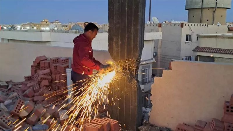 إزالة الأسوار المتعدية على محور عباس العقاد ومخالفات بناء بالقاهرة الجديدة (صور)