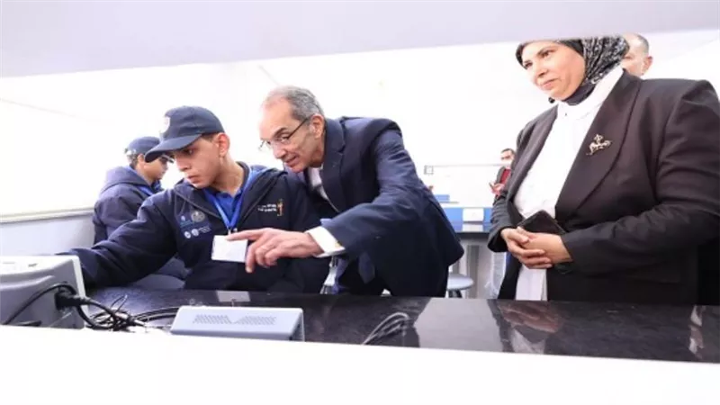 وزير الاتصالات يزور شركتي برمجيات تصدران خدماتهما للخارج انطلاقا من أسيوط (صور)