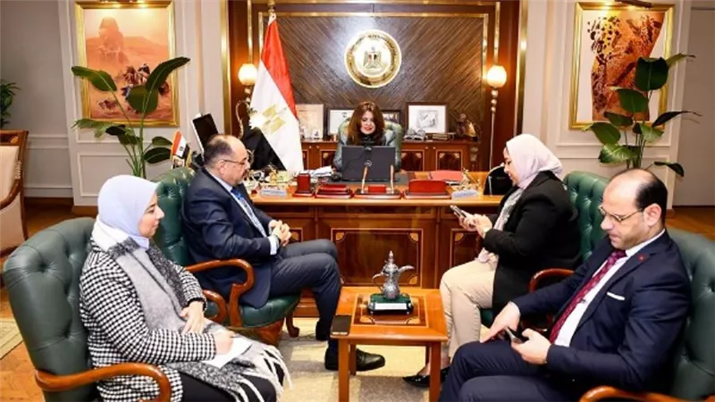 وزيرة الهجرة تعقد اجتماعا مع المجموعة المؤسسة للشركة الاستثمارية للمصريين بالخارج (صور)