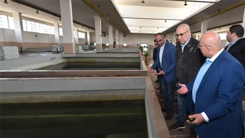 وزير الإسكان يتفقد محطة تنقية مياه الشرب بالأميرية