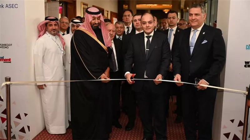 وزير التجارة والصناعة يستعرض فرص ومقومات قطاع الأسمنت المصري