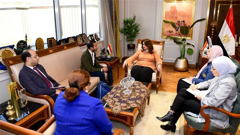 وزيرة الهجرة: 