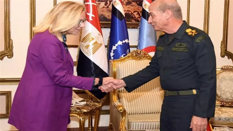 وزير الدفاع يلتقي كبير منسقي الشئون الإنسانية وشئون إعادة إعمار غزة (صور)