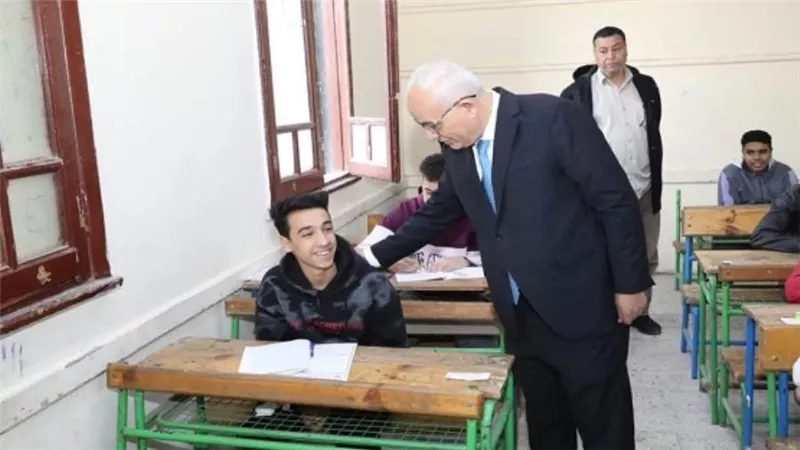 وزير التعليم يتفقد امتحانات الفصل الدراسي الأول للشهادة الإعدادية بالجيزة (صور)