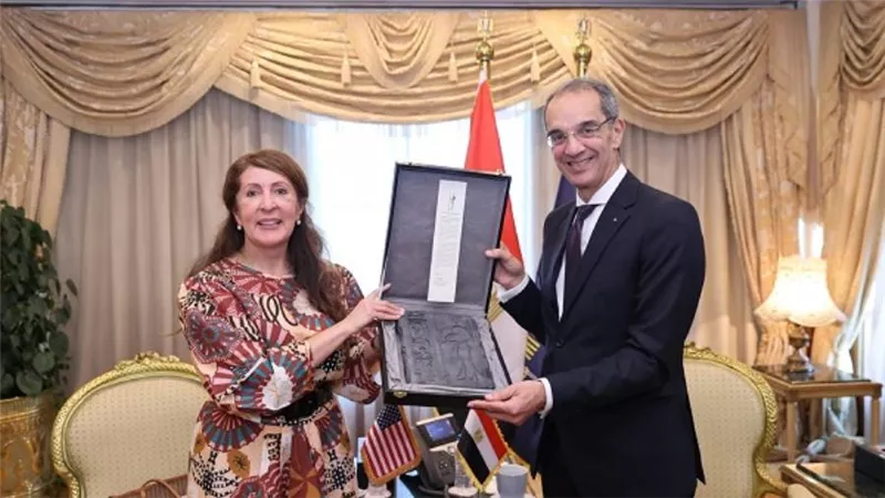  وزير الاتصالات يلتقي سفيرة الولايات المتحدة الأمريكية بالقاهرة لبحث تعزيز التعاون (صور)
